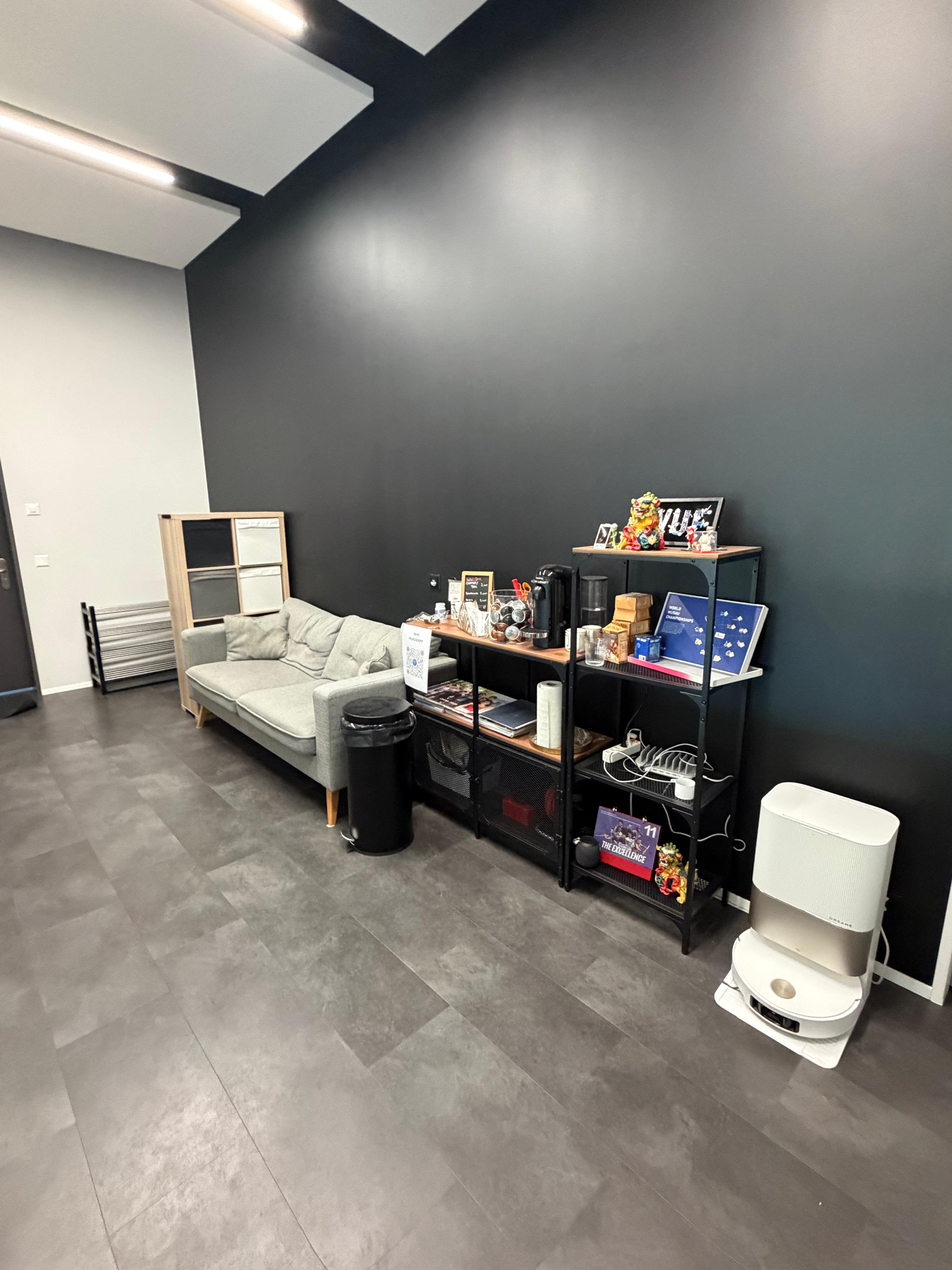 Sitzbereich mit Sofa und Getränkeecke